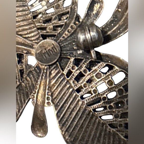 Elegant Silver and Rhinestone Brooch - Picture 5 of 6